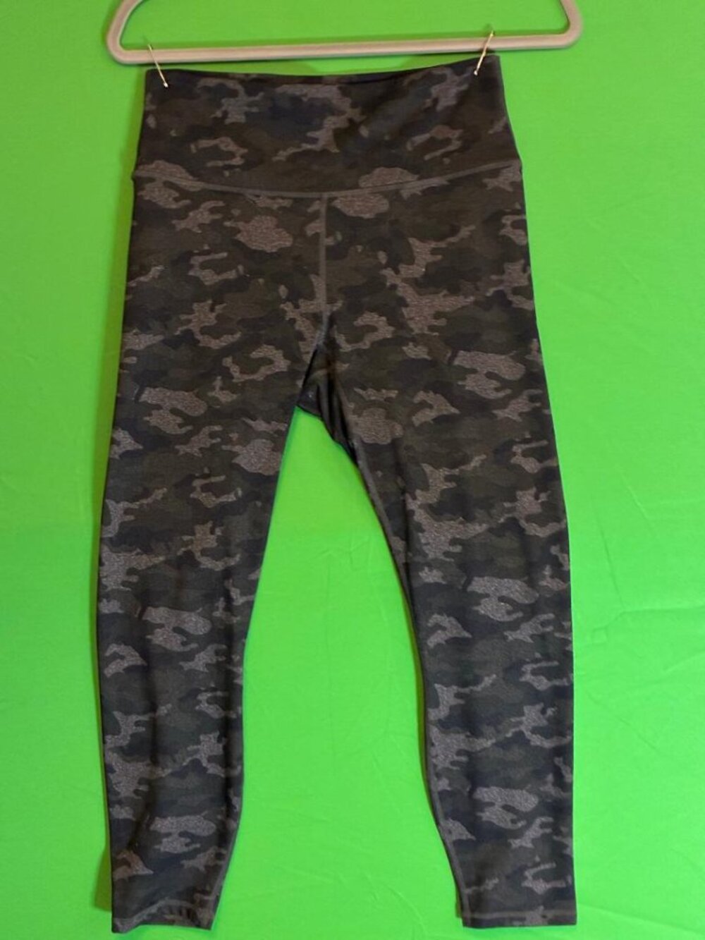 *EUC* POWERHOLD by Fabletics Camo Leggings with Waist Pocket 25" Inseam Sz M